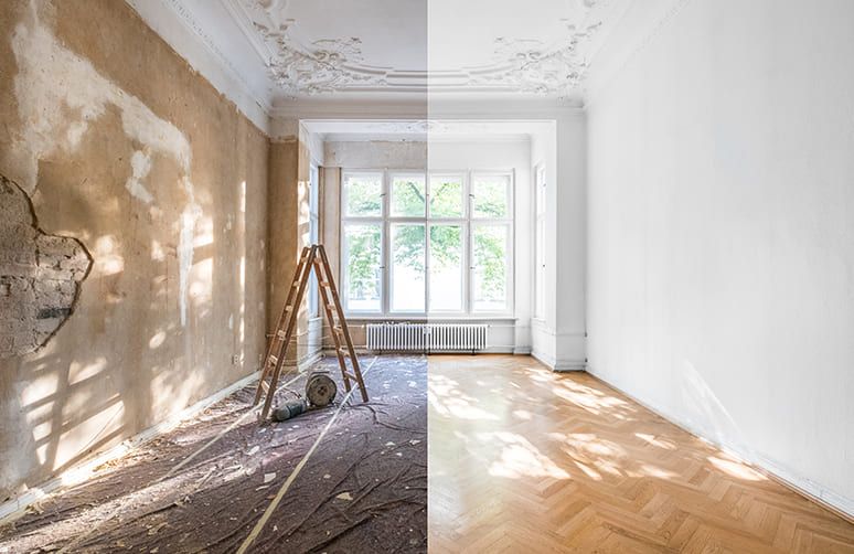 ein Zimmer in einer Altbauwohnung mittig gespaltet - links ist das Zimmer im Sanierprozess, rechts ist das Zimmer fertig saniert